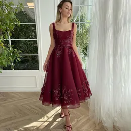 Burgundy Papalı Homecoming Elbiseler 3D Aplike Balo Elbise Spagetti Kayışları Çay Uzunluğu Bir Çizgi Tül Mezuniyet Elbise