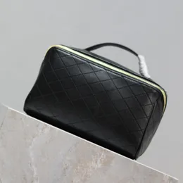 9A Дизайнерская сумка Gaby Makeup Back в черно -белой изготовлении с мягкой ягнятой и уникальной сшивающей двойной конструкцией молнии для удобного доступа
