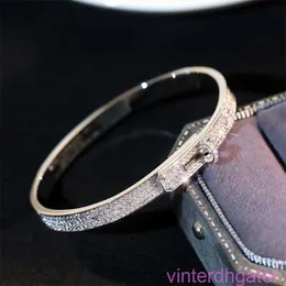 A HRMS Light Luxus Advanced Design Sense Clasp Unisex Designer Mode Armband Armband Gold plattiert 18k Gold Vollhimmel Stern Schwein Nase Voll Diamond Womens Armband