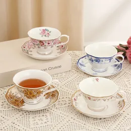 Европейский костный китайский кофейный чашка и блюдца, установленные домой английский винтажный керамический завтрак чайное молоко 240523