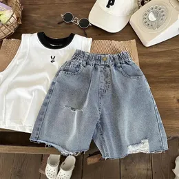 Shorts Boys 'Ripped Jeans Summer 2024 Korean Style Boy Girl Baby Fashionable Pants Children's