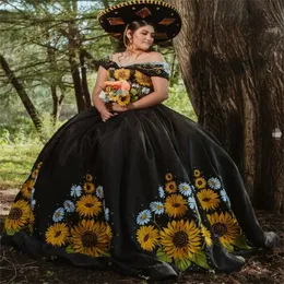 Charro czarne sukienki Quinceanera Meksykańska suknia balowa z ramion satynowe słoneczniki haftowe sukienka urodzinowa plus size swead 16 sukienki