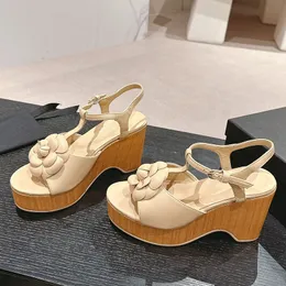 24SS Women Wedge Platform Obcasy 9cm Sandały Slingbacki Sukienka Projektant Bute Cowhide Camellia Flower Outdoor Bute Bute Bute Bute ślubne na imprezę