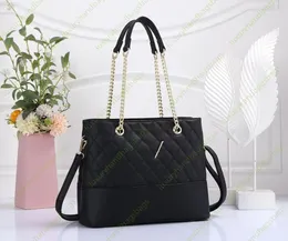 Designer Bag Black Chain Leisure Bag Handväska Kvinnor Crossbody Väska axelväska shoppingväska födelsedagspresent 30 cm wyg