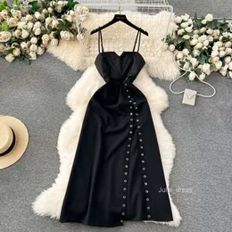 Eleganter und eleganter Stil einer Prominenten, ein Kamisolkleid mit einer femininen Berührung eines trägerlosen Taillenkleides und einem schwarzen Kleid von Frauen geschlitz