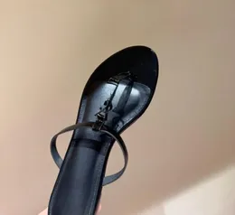 2024 Nuovo arrivo designer sandali piatti striscia di metallo pelle verniciata nera donne omaggio vera pelle lettera sandali fibbia in metallo scarpe da donna infradito da spiaggia diapositive