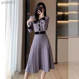 Grundläggande avslappnade klänningar högkvalitativ elegant Autumn Pleated Midi Dress New Fashion Women O Neck Long Sleeve Sticked Hit Color Pearl Button Sweater YQ240402