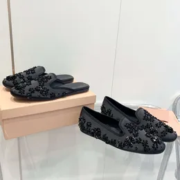 Mulheres cetim mules designer embelezado sandálias de pele carneiro mules cristais borracha sola sapatos com caixa 550