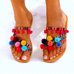 Tofflor kvinnor sommarlägenheter sandaler 2022 nya bohemiska flip flops multicolor pom pom tofflor mode glider casual damskor zapatos
