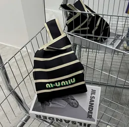 Väskor Totes Handväska Kvinnor Rand Kontrasthanden Personlig liten fyrkantig Tank Top Shopping Ny stickad väska