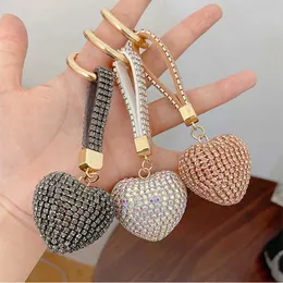 سلاسل المفاتيح Lanyards Light Luxury Colorful Love -keykain Full Water Diamond Alloy Keyring Womens Hand Handbag Pendant Creative Keychain Gift J240330