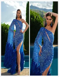 Aso Ebi 2019 Árabe Royal Blue Sereia Vestidos de Noite Brilhantes Um Ombro Pena Vestidos de Baile Alta Dividir Festa Formal Segundo Go2240092