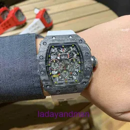 Richar Millie tittar på New Wrist Chronograph Mechanical RM1103 Date Business Leisure Hela Automatic Black Carbon Fiber Tape Mens Fashion Designer HI PYJ