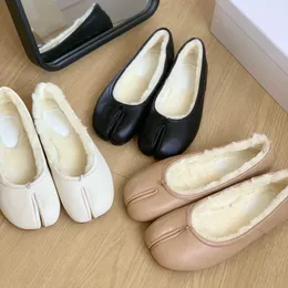 المتسكعون عالي الجودة ، أحذية الباليه بالأبيض والأسود ، مصمم أحذية مسطحة MM6 Tabi slippers ، أحذية قارب من جلد الغنم السيدات Leather Leather Fashion Party Slippers.