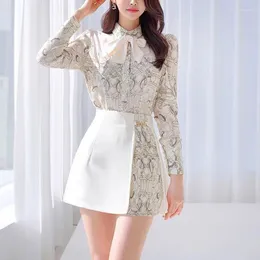 Arbeitskleider Frühling Damen Koreanische Version Revers Patchwork Bedrucktes Langarmhemd Herbst Hohe Taille Temperament Zweiteiliges Set