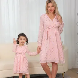 Mãe e filha combinando vestidos com cinto roupas de família lantejoulas impressão mamãe e eu roupas manga longa com decote em v elegante vestido 240322