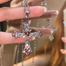 Pendanthalsband Ny Y2K Punk Pink Purple Zircon Cross Halsband för kvinnor Rhinestone Pendant Cellavicle Chain Charm Party Jewets Gifts 240330