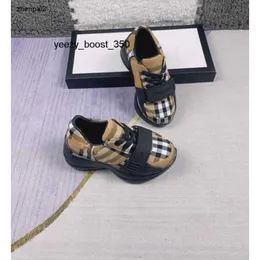 Burbrerieds burberrieds burnrys scarpe da bambino di design di lusso Scarpe casual di alta qualità per ragazze dei ragazzi Taglie 2635 Scarpe da ginnastica in pelle per bambini di moda Compreso il marchio sho