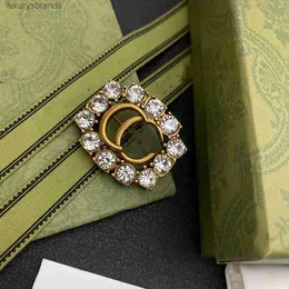 목걸이 디자이너 2021 유럽 및 미국 패션 다이아몬드 문자 브로치 기질 트렌드 코트 슈트 액세서리 여성 고품질 빠른 배송