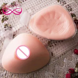 Cuscinetto per il seno a forma di triangolo 500 g/paio A Cup Forme del seno in silicone finte Boobs Breast Enhancer con cinturino per Crossdresser Drag Queen Men 240330