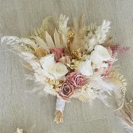 Pampasgras, Hochzeitsstrauß im Bohemian-Stil, Braut hält Blumen, Brautjungfer, Rose, Trockenblumen-Arrangement, Heimdekoration 240325