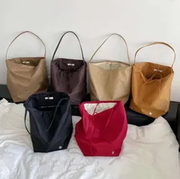 The Row Borsa a mezzaluna Borsa ascellare Pelle liscia Designer di lusso da donna Tracolla piatta Chiusura con cerniera curva Frizione Tote Borsa sotto le ascelle tutto-fiammifero