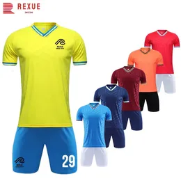 Vender camisa de futebol terno para homens meninos temporada de secagem rápida crianças homem uniforme de futebol conjuntos de treino personalizado 240315
