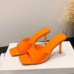 Klänningsskor 2024 NYA ORANGE PATENT LEATHER SQUARE TOE TUN HIGH HEELS STALS SOMMER Fashion Grunt Les Sliders Shoes Women Sandal H240401