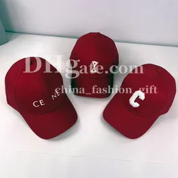 Klasyczny designer na płótnie haftowany czapkę czerwoną czapkę baseballową dla mężczyzn kobiety wiosna lato swobodny kapelusz wakacyjny kapelusz przeciwsłoneczny