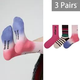 Kadın SOCKS 3 Çift Kadın Tatlı ve Serin Moda Gradyan Kısa Orta Tüp Çizgili Nefes alabilen pamuklu