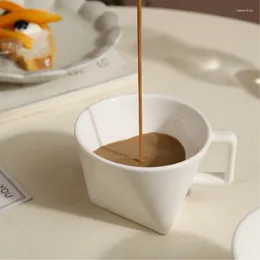 Tazze Creativo Triangolo in ceramica bianca Tazza da caffè Colazione Tazza da latte Tè pomeridiano Acqua Design irregolare Porcellana 190ml
