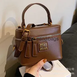 Axelväskor i år populära väska hink kvinnor 2023 Nya trendiga och avancerade handväskor Autumn Winter Fashionable One Shoulder Crossbody H240401