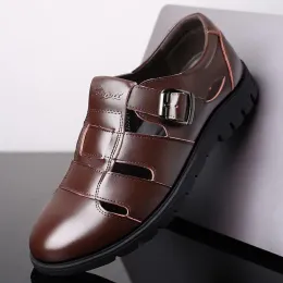 الصنادل الجديدة الموضة الصيفية جوفاء AllMatch Men Sandals Soft Bottom Hole Shoes Business Leather Leather Discal