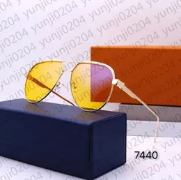 Solglasögon Kvinnor LVVVVV -märke Fashion Designer Men's Sunglasses Outdoor 7440 och 7481 Series 14 Färger Valfritt med designväskor möter färgglada och yngre