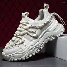 Casual Shoes 2024 Ankomsttiden Män i mäns vita sneakers för man designer anti glid tjock yttersula stor storlek 45