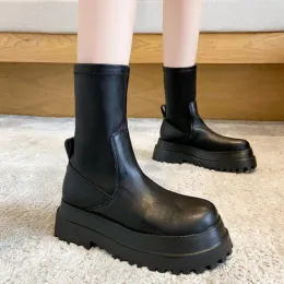Boots Ladies 2023 منصة المرأة تشيلسي أسود منتصف العجل أنبوب الخريف شتاء مسطح قصير من الجلد المطاط