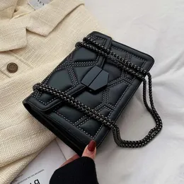 Väska 2024 Rivet Chain Brand Designer PU Leather Crossbody Väskor för kvinnor Enkel mode axel dam lyxiga små handväskor