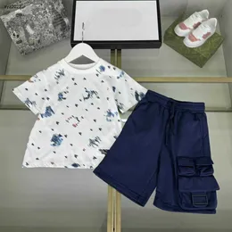 Moda Bebek Takipleri Yaz T-Shirt Suit Çocuk Tasarımcı Giysisi Boyut 100-160 cm Beş sivri yıldız desen tişört ve şort 24MAR
