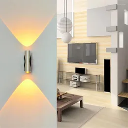 Lampada da parete LED in alluminio colorato per corridoio interno con sfondo chiaro a colori e lampade KTV