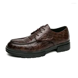 Casual Shoes europeiska amerikanska högkvalitativa anti-glid runda tå tjocka sulor herrläder snörning loafer klänning