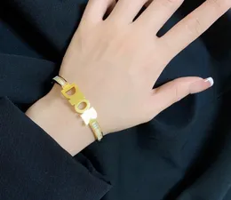 Den senaste klassiska tillverkade diamantinlagda armbandet finns i två färger, guld och platina och kan kopplas ihop med ett 14K rostfritt stål med bokstäver