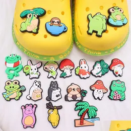 靴部品のアクセサリー卸売100pcs pvc colorf frog cat mushroomウサギ動物キッズチャームのための装飾バックルボタン詰まりb dhwlk