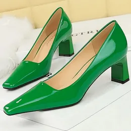Kobiety o wysokości 6 cm Zielony niebieski nagi Burgundia Low Square Lady Bling Glossowe skórzane wieczorne buty na imprezie 240311