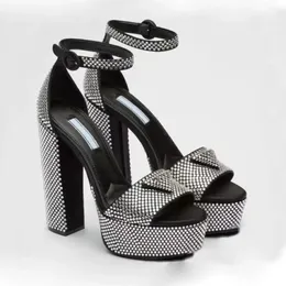 Crystal embelezado tornozelo de tornozelo sandálias de saltos grossos de salto alto sapatos de designer de sandálias de salto alto para mulheres calçadas fábrica