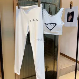 Kvinnor Tracksuits Yoga Outfits sömlös uppsättning modedesigner Gym sportkläder tryck bokstäver avslappnad jogging runda anda kvinnas vita svettdräkter 240314