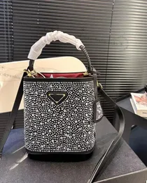 Full Diamond Bucket Bag Designer Bag Women's 2024 New Fashion Rhinestone Handväska äkta läder Rhinestone Crossbody Bag Triangle Sign Solid Color Shoulder Bag