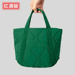 Borsa da donna cucita in nylon autunno e inverno con piccoli vestiti di cotone riempiti di folla Borsa a tracolla con una spalla Borsa a quadri con diamanti alla moda e semplice 240402