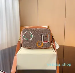 Nya kvinnor crossbody väska designer väskor mode tecknad dekal kamera väska designers axelväskor hög shopping handväska hög