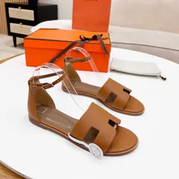Designer Santorini Sandaler Kvinnor Slippare Beach Roman Shoes Högkvalitativ kalvskinn Läder Summer Casual Sandal Storlek 35-42