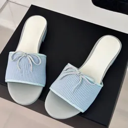 chegam novas mulheres chinelos lisos doces designer de pista aberta peep toe plana com linda decoração de nó de laço verão feminino fora caminhando férias praia chinelos de designer